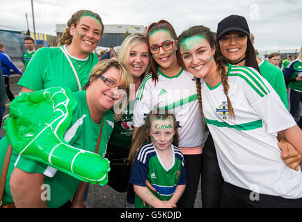 Ventole che mostra il loro sostegno al Titanic Fanzone, Belfast come Irlanda del Nord gioca la Germania in Euro 2016. Foto Stock