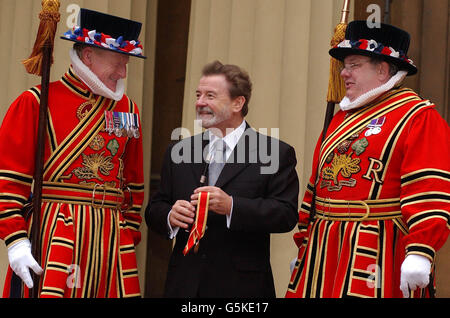 Il giocatore di flauto Sir James Galway incontra yeomans Ray Duffy (a destra) e Graham Dear (a sinistra) dopo aver ricevuto la sua abilità dalla Regina a Buckingham Palace. Foto Stock