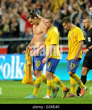 Il svedese Zlatan Ibrahimovic (a sinistra) celebra il suo e il suo quarto obiettivo del gioco Foto Stock