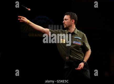 Paul Nicholson lancia durante la sua partita contro Andy Hamilton Foto Stock