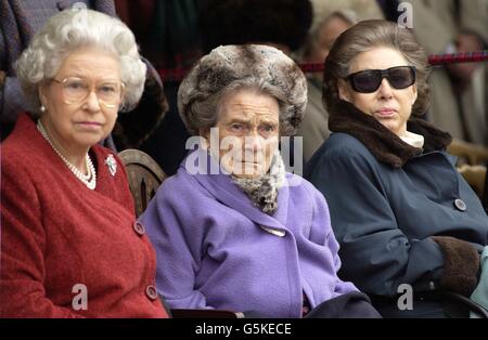 La Regina Elisabetta II della Gran Bretagna (a sinistra) si unisce a sua zia, Principessa Alice (al centro) e Principessa Margaret a Kensington Palace, Londra, per una festa in onore del prossimo centesimo compleanno della Principessa Alice. Foto Stock