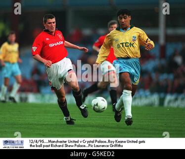 12/4/95. Manchester United / Crystal Palace. Roy Keane United ottiene la palla oltre Richard Shew Palace Foto Stock