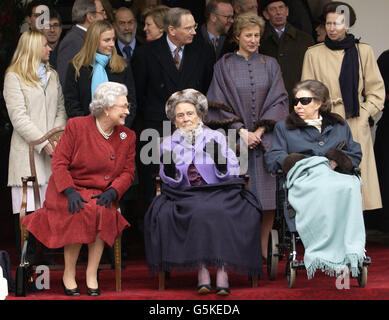 Prima fila - la Regina Elisabetta II (a sinistra) si unisce a sua zia, Principessa Alice (al centro) e Principessa Margherita (a destra) con - nella fila dietro - la Principessa reale (a destra), il Duca e Duchessa di Gloucester (al centro e alla seconda a destra) e le loro figlie Lady Rose (a sinistra). *... e Lady Davina (seconda a sinistra) a Kensington Palace, Londra, per una festa in onore del prossimo centesimo compleanno della principessa Alice. Era una rara apparizione pubblica per la principessa che, mentre si avvicina al suo centesimo compleanno il giorno di Natale, è fragile ma in buoni spiriti. * 09/02/02 la principessa Margaret è morta, Buckingham Palace Foto Stock
