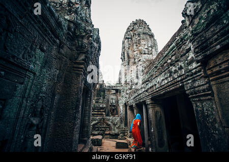 La donna ad esplorare le rovine di Angkor Wat, Siem Reap, Cambogia Foto Stock