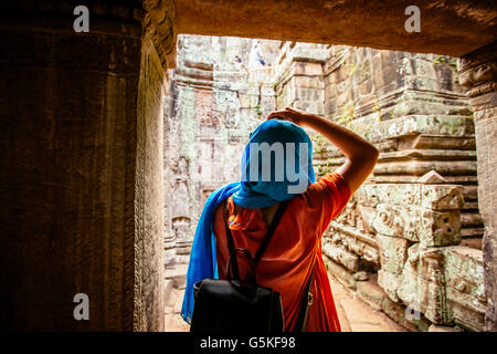 La donna ad esplorare le rovine di Angkor Wat, Siem Reap, Cambogia Foto Stock