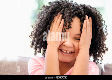 African American Girl nel lanciare i suoi capelli Foto Stock