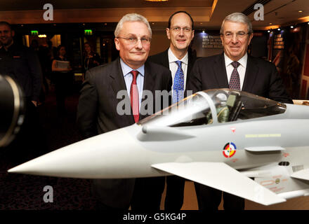 (Da sinistra a destra) Ian King BAE Systems Chief Executive, John Cridland Director General CBI e CBI President Sir Roger Carr, durante la conferenza CBI al Grosvenor House Hotel nel centro di Londra. Foto Stock