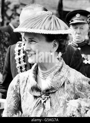 La duchessa di Gloucester mentre apre la nuova estensione alla scuola di Nursery di North Islington. La principessa Alice, ex duchessa di Gloucester, festeggerà il suo centesimo compleanno il giorno di Natale 2001. * 19/08/2003: Principessa Alice, la zia di 101 anni della regina, che diventa il più antico Royal britannico nella storia domani, mercoledì 20 agosto 2003. La duchessa di Gloucester supera la longevità record della Regina Madre con una durata di 37,128 giorni. Nato il giorno di Natale 1901, Alice aveva 17 mesi di età inferiore alla Regina Madre quando la vedova di Giorgio VI morì il 30 marzo 2002. Il Foto Stock