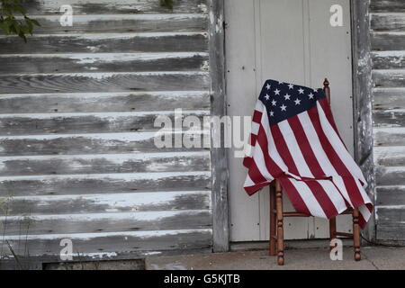 Bandiera americana con la svastica su cemento con fienile legname Foto Stock