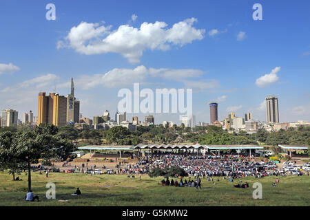 Skyline di Nairobi con Uhuru Park in primo piano, Nairobi, Kenya, Africa orientale Foto Stock