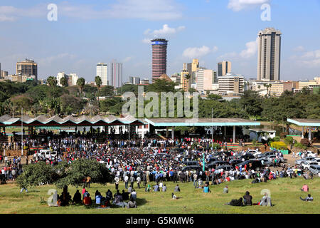 Skyline di Nairobi con Uhuru Park in primo piano, Nairobi, Kenya, Africa orientale Foto Stock