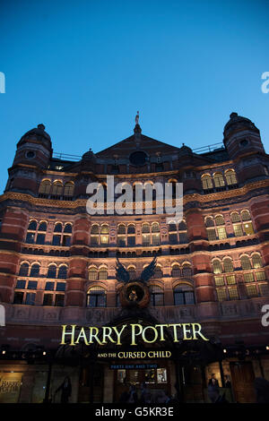 Il Palace Theatre su Shaftesbury Avenue, Londra con Harry Potter e il maledetto bambino teatrale al crepuscolo. Foto Stock