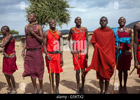 Un gruppo di guerrieri Masai facendo un cerimoniale di danza in un villaggio Masai, Kenya, Africa. Foto Stock