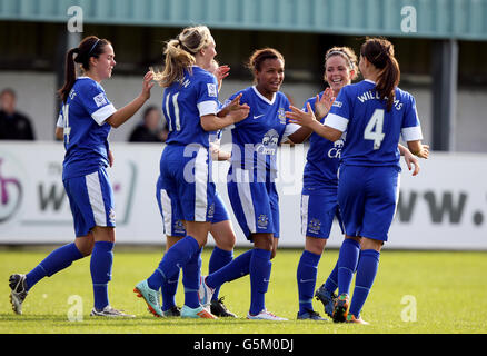 Nikita Parris (al centro) di Everton Ladies si congratula con i suoi compagni di squadra dopo che il suo tiro è stato trasformato in rete per l'unico gol del gioco segnato da Jemma Rose della Bristol Academy Women's (non in foto) Foto Stock