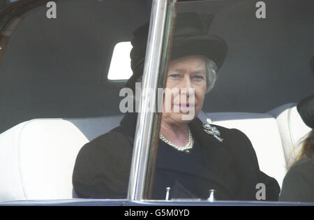 La Regina Elisabetta II della Gran Bretagna parte da Buckingham Palace, per viaggiare verso Westminster Hall, per guardare la bara di sua madre la Regina Elisabetta, la Regina Madre arriva, dove si trova-in stato fino al suo funerale a Westminster Abbey. Foto Stock