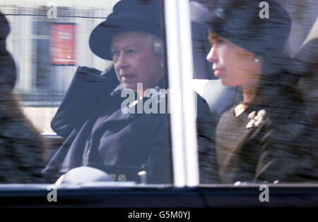 La Regina Elisabetta II della Gran Bretagna parte da Buckingham Palace con Lady Sarah Chatto, per viaggiare verso Westminster Hall, per guardare la bara di sua madre, la Regina Elisabetta, la Regina Madre arriva, dove si trova-in stato fino al suo funerale a Westminster Abbey. Foto Stock