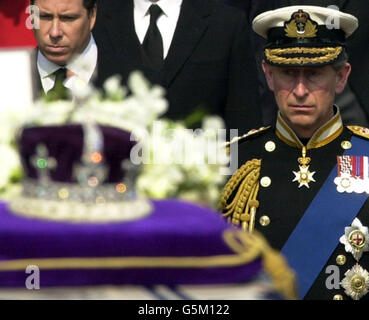 Il Principe di Galles segue la bara della Regina Elisabetta la Regina Madre mentre la processione funebre lascia il Palazzo di San Giacomo. Foto Stock