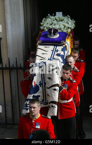 La bara della Regina Elisabetta, la Regina Madre, viene portata dalla Cappella della Regina prima di essere posta su una carrozza di pistola all'inizio della processione cerimoniale per la sdraiata in stato a Westminster Hall. * migliaia di cordoglio hanno tracciato la strada per pagare gli ultimi rispetti alla Regina Madre che è morta sabato scorso, all'età di 101 anni. Il suo funerale si svolgerà il 9 aprile, dopo di che sarà sepolto nella Cappella di San Giorgio a Windsor, accanto al suo marito, re Giorgio VI Foto Stock