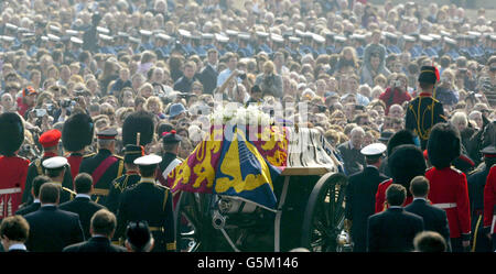 La regina madre morte processione Foto Stock