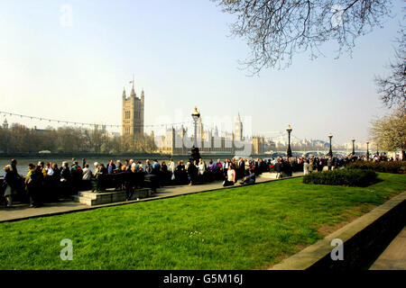 Le folle si riuniscono sul Lambeth Bridge per vedere la bara della Regina Elisabetta, la Regina Madre, che si trova nello stato di Westminster Hall fino al suo funerale all'Abbazia di Westminster martedì. Foto Stock