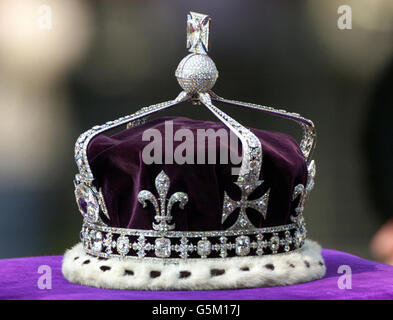 La corona di incoronazione della Regina Madre si siede sulla sua bara durante la processione cerimoniale attraverso la Whitehall di Londra. Migliaia di lutto hanno tracciato la strada per rendere i loro ultimi omaggi alla Regina Madre, morta a 101 anni. I suoi funerali si svolgeranno il 9 aprile, dopo di che sarà sepolto nella St George's Chapel a Windsor accanto al suo defunto marito Re Giorgio VI. Foto Stock