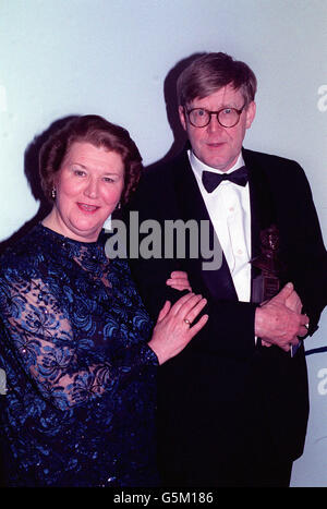 L'attrice Patricia Routledge e la scrittrice Alan Bennett al Laurence Olivier Awards al Dominion Theatre nel West End di Londra. I "Talking Heads" di Alan Bennett al Comedt Theatre sono stati insigniti del premio Outstanding Entertainment of the Year in cui ha suonato la Sig.ra Routledge. Foto Stock