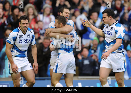 Rugby Union - EMC Test - Scozia / Nuova Zelanda - Murrayfield. Tim Visser in Scozia celebra il suo primo tentativo con Greid Laidlaw Foto Stock