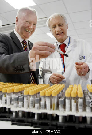 Il Segretario della Salute Alex Neil (a sinistra) parla con David Cunningham Senior Specialist BMS Biochemistry, durante l'apertura ufficiale di un nuovo &sterlina; 90 milioni di Southern General Laboratory, parte del &sterlina; 842 milioni di Southern General Hospital Campus a Glasgow, Scozia. Foto Stock