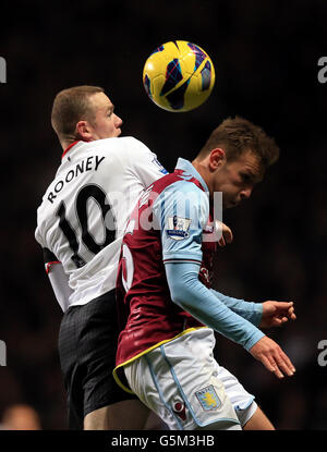 Calcio - Barclays Premier League - Aston Villa / Manchester United - Villa Park. Wayne Rooney del Manchester United (a sinistra) e Andreas Weimann dell'Aston Villa in azione. Foto Stock