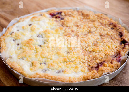 In casa crostata con due gustosi: ricotta con cioccolato e marmellata Foto Stock