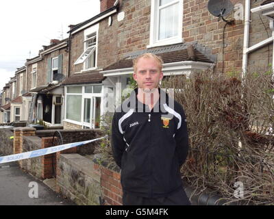 Lionel paura, che ha aiutato a salvare un bambino dal fuoco, fuori di una casa a Cossham, Bristol, dopo nove persone sono state prese in ospedale a seguito di un incendio di casa in cui il cane di famiglia è morto. Foto Stock