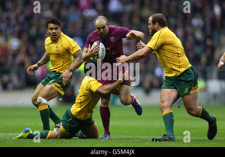 Rugby Union - QBE International - Inghilterra / Australia - Twickenham. Charlie Sharples in Inghilterra è affrontato da ben Tapuai in Australia durante il QBE International a Twickenham, Londra. Foto Stock