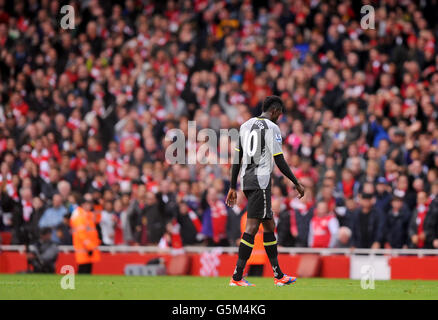 Emmanuel Adebayor di Tottenham Hotspur esce dal campo dopo essere stato mostrato un cartellino rosso durante la partita della Barclays Premier League all'Emirates Stadium di Londra. Foto Stock