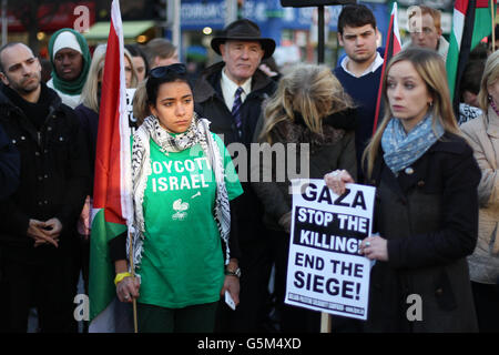 I dimostranti si riuniscono fuori dall'OGPO di Dublino per protestare contro le azioni di Israele a Gaza. Foto Stock