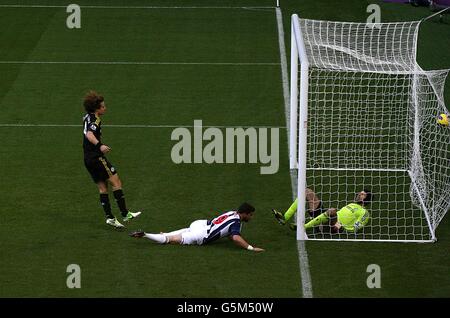 Calcio - Barclays Premier League - West Bromwich Albion / Chelsea - The Hawthorns. West Bromwich Albion's Shane Long segna l'obiettivo di apertura del gioco Foto Stock