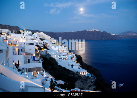 Luna piena sopra l'isola di Santorini nelle Cicladi e fosforescenza (in mare), Grecia Foto Stock