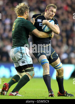 Rugby Union - EMC Test - Scozia / Sudafrica - Murrayfield. Al Kellock in Scozia sfida Duane Vermeulen in Sudafrica durante il test match EMC a Murrayfield, Edimburgo. Foto Stock