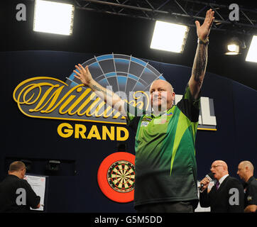 Freccette - Grand Slam of Darts - Sala Civica di Wolverhampton. Andy Hamilton batte John nella finale del quarto. Foto Stock