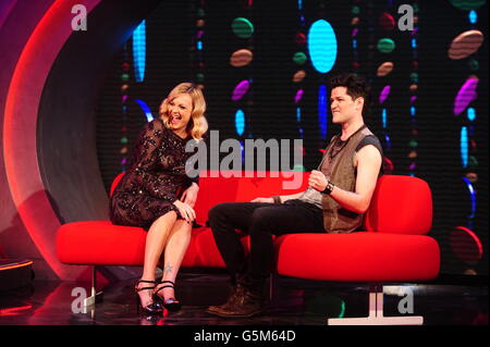 Danny o'Donoghue del copione con Fearne Cotton live sul palco durante la BBC Children in Need, Londra Foto Stock