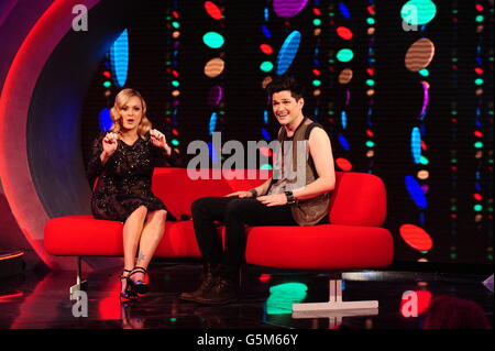 Danny o'Donoghue del copione con Fearne Cotton live sul palco durante la BBC Children in Need, Londra Foto Stock