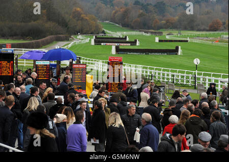 Corse di cavalli - Ippodromo di Lingfield. Una visione generale dei piloti che si macinano intorno alle corse Lingfield Foto Stock