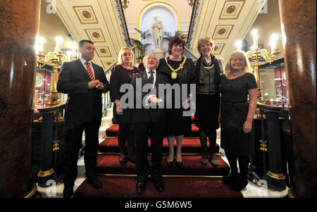 Il presidente irlandese Michael D Higgins (al centro) propone una fotografia durante la sua visita al Municipio di Liverpool con (da sinistra a destra) il consigliere James Noakes, il consigliere Wendy Simon, il sindaco del Signore di Liverpool, il consigliere Sharon Sullivan, Sabina Higgins e il consigliere Mary Rasmussen. Foto Stock