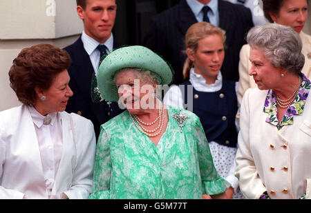 La Regina Madre è unita dalla Regina e dalla Principessa Margaret fuori Clarence House il suo 93° compleanno. * 15/02/02 la Regina Madre con la Principessa Margaret - la sorella yoounger della Regina Elisabetta II d'Inghilterra - che morì, all'età di 71 anni, sabato scorso. Il suo funerale, che si svolge oggi più tardi alla St George's Chapel, Windsor, è un'occasione doppiamente toccante per la Regina Madre, di 101 anni. Il funerale di sua figlia minore si svolge il 50° anniversario della sepoltura di suo marito Re Giorgio VI nella stessa cappella il 15 febbraio 1952. Foto Stock