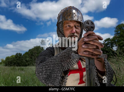 Un uomo vestito da cavalieri templari, Monastero Esrum, Zelanda settentrionale. Danimarca Foto Stock