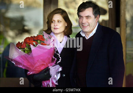 Sarah Brown e suo marito Cancelliere dello scacchiere Gordon Brown lasciando Forth Park Maternity Hospital a Kirkcaldy, sei giorni dopo aver partorito il primo bambino della coppia. Foto Stock