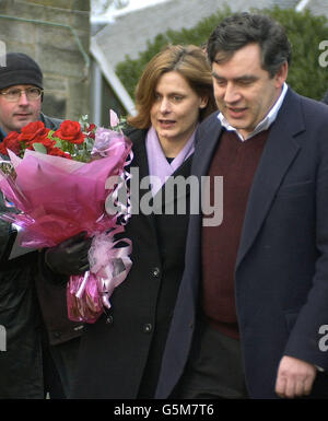 Sarah Brown e suo marito Cancelliere dello scacchiere Gordon Brown lasciando Forth Park Maternity Hospital a Kirkcaldy, sei giorni dopo aver partorito il primo bambino della coppia. *...il loro bambino, Jennifer, nato sette settimane prima del 29/12/2001, dovrebbe rimanere in ospedale fino a qualche tempo nel febbraio 2002. 07/01/02 NHS Lothian ha annunciato che Jennifer Jane è morto in ospedale. Foto Stock