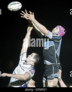 Tim Swinson (a destra) dei guerrieri di Glasgow vies con il toner Devin di Leinster in una fila durante il RaboDirect PRO12 allo Scotstoun Stadium di Glasgow. Foto Stock