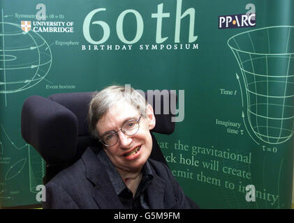 Il Professor Stephen Hawking partecipa a una fotocall presso il Centro di Scienze Matematiche dell'Università di Cambridge per celebrare il suo sessantesimo compleanno martedì 8 gennaio 2002. Hawking terrà un discorso al suo sessantesimo simposio di compleanno, tenuto per celebrare i suoi contributi alla fisica fondamentale e alla cosmologia. Il professore soffre di una forma di motoneurone malattia. Foto Stock