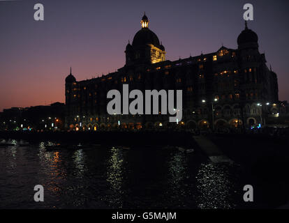 India azioni di viaggio. Il sole tramonta dietro l'hotel Taj Mahal Palace a Mumbai, India. Foto Stock