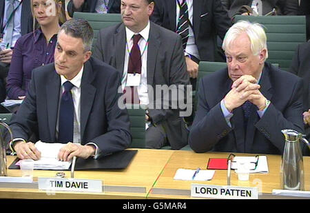 Il presidente della BBC Trust Lord Patten (a destra) e il direttore generale Tim DAVIE forniscono prove al Commons Culture, Media and Sport Commons Committee, a Portcullis House, Londra. Foto Stock